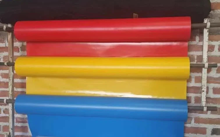 lona de 18 x 7 13 ONZAS BLANCA POR UN LADO Y CON PUBLICIDAD POR EL OTRO