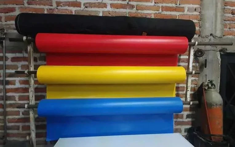 lona de 18 x 7 13 ONZAS BLANCA POR UN LADO Y CON PUBLICIDAD POR EL OTRO